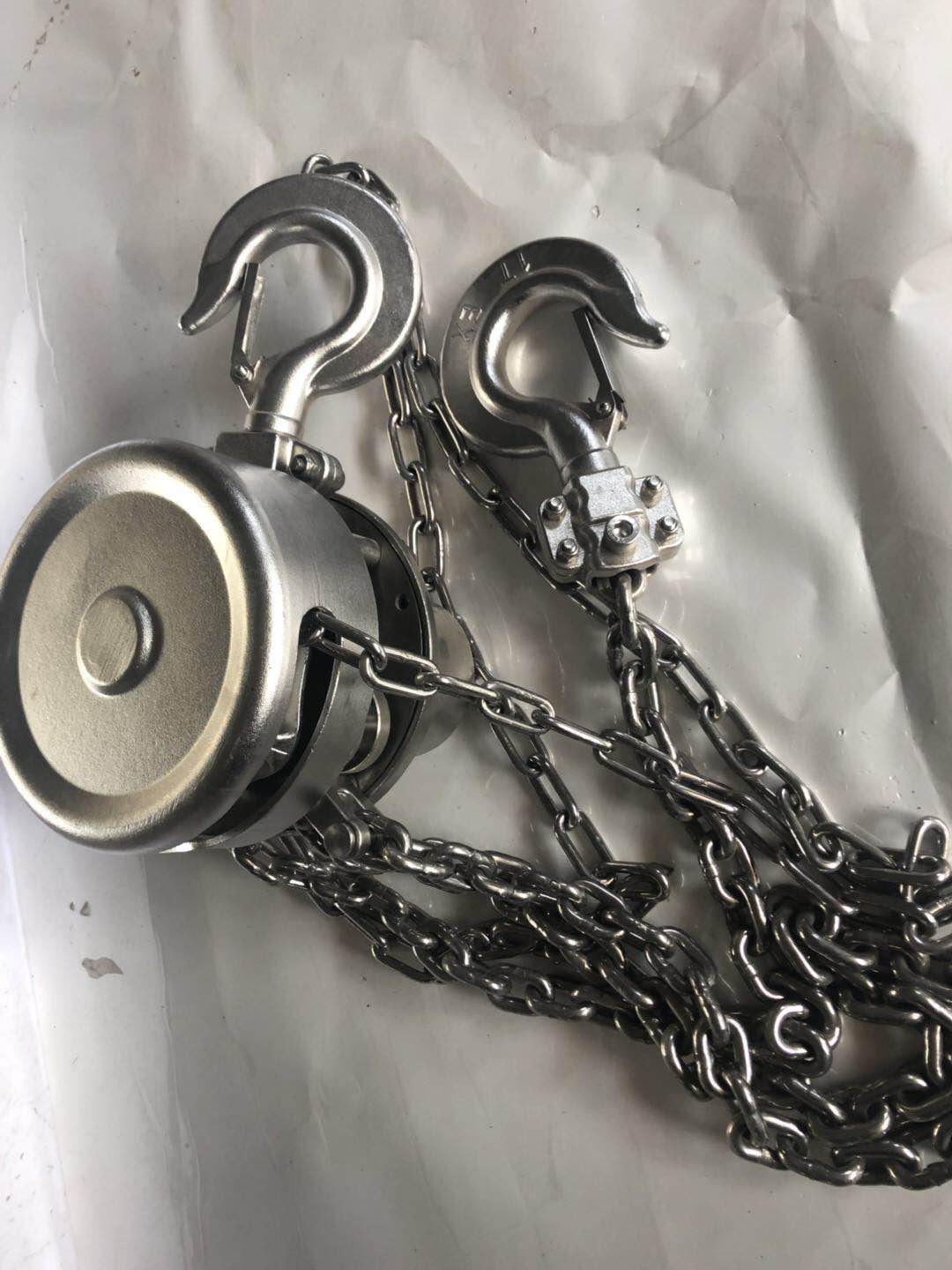 不銹鋼手拉葫蘆材質(zhì)是304嗎?化工食品污水處理廠用哪種手拉葫蘆?